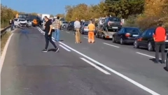 DETALJI NESREĆE KOJA JE ZATVORILA PUT U OBA SMERA Tri deteta i još četiri osobe povređene su kod Mladenovca (VIDEO)