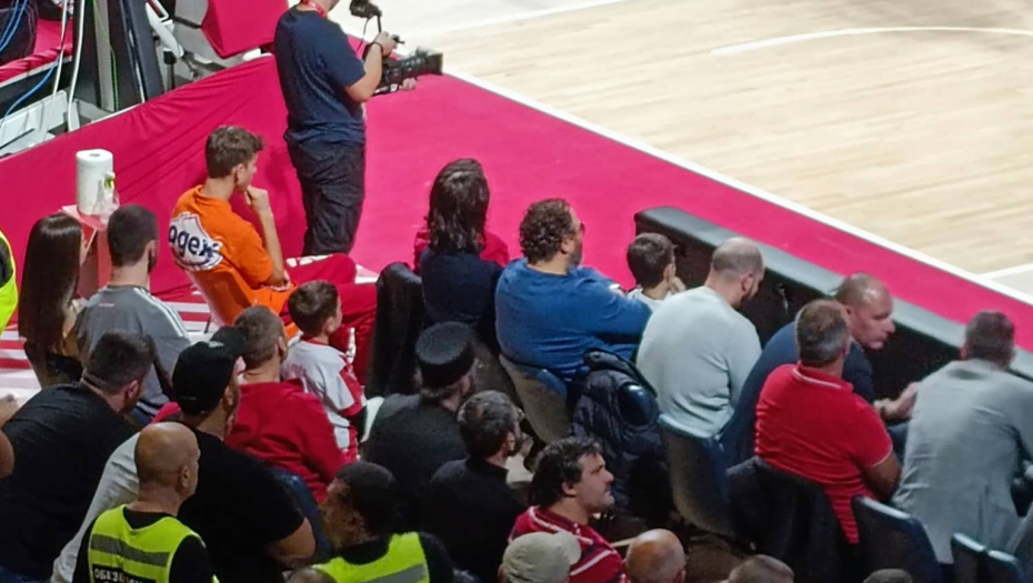 PREPUN "PIONIR" BODRI ZVEZDU Dva popa u prvim redovima pružaju podršku crveno-belima protiv Bajerna (FOTO)