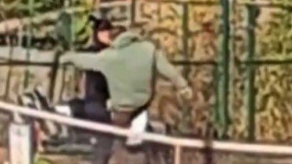 HOROR SNIMAK NASILJA! Otac gazi ćerku, baca je na zemlju i šutira! (UZNEMIRAVAJUĆI VIDEO)