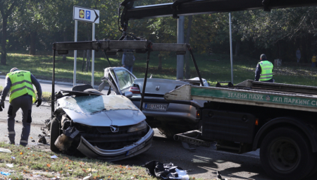 DETALJI STRAVIČNE NESREĆE  U BEOGRADU Auto se prepolovio, dvojica poginula!