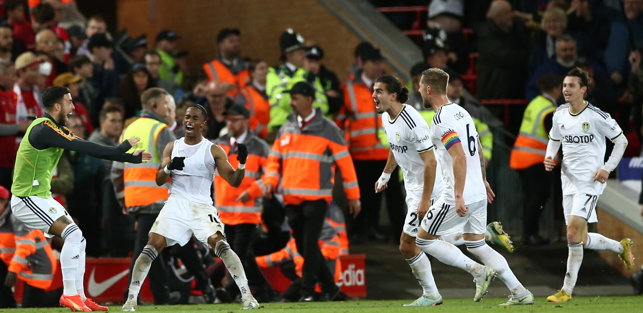 PUČE BRUKA NA "ENFILDU" "Anonimus" srušio Liverpulovu tvrđavu posle 28 utakmica i nastavio košmarnu sezonu "Redsa"