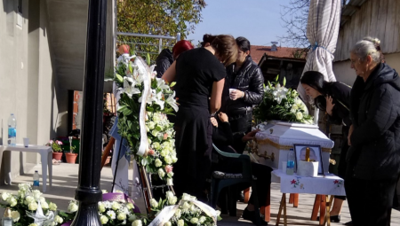 BELI KOVČEG I BELE RUŽE ISPRED PORODIČNE KUĆE DULIĆA Porodica i prijatelji oplakuju tragičnu smrt mladića Mladena (FOTO)