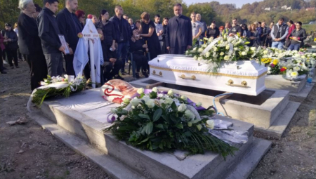 TUGA! PORODICA I PRIJATELJI SE OPROSTILI OD MLADIĆA IZ LAKTAŠA Mladen spremio 50 sveća za svoj ispraćaj!