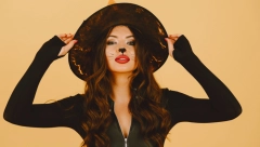 SPREMNA SAM DA ME SPALITE NA LOMAČI Evo zašto danas slavim Noć veštica, a ne Svetog Luku