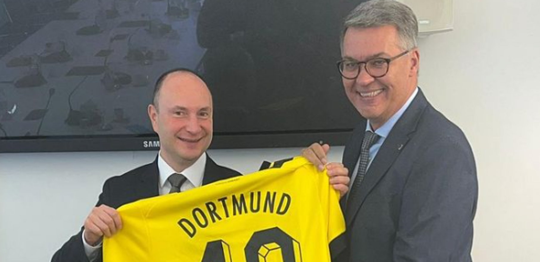 PREKO 40 GODINA UZAJAMNE POMOĆI I SARADNJE Novi Sad postao bogatiji za trg posvećen Dortmundu (FOTO)