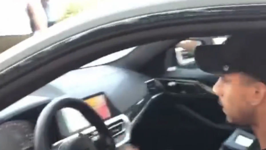 ČEKALA AUTOGRAM, A DOBILA... Fudbaler Barselone prešao ženi autom preko noge, jaukala je od bolova (VIDEO)