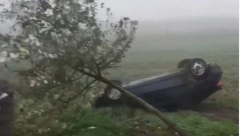 UŽAS KOD BAČKOG PETROVCA Automobil sleteo s puta i prevrnuo se! (VIDEO)