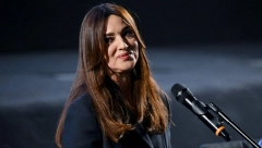 ZNA SE ZAŠTO JE IKONA STILA: Monika Beluči nosi dve trendi kombinacije u crnoj boji koje vizuelno izdužuju noge