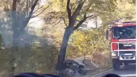 STRAVIČAN EPILOG U OBRENOVCU Vozač kamiona izgoreo u vozilu, osam vatrogasaca pokušavalo da ga spasi iz vatrene stihije!