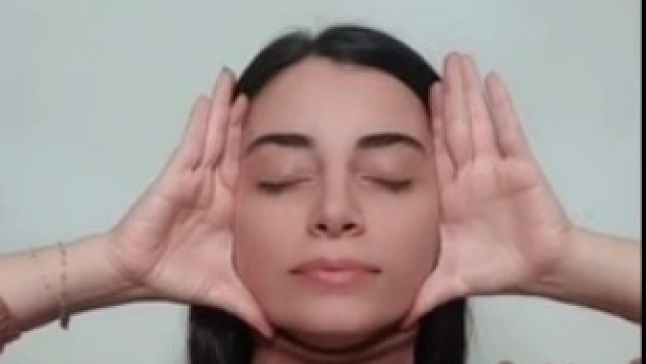 PODMLADITE SE UZ JUTARNJU KAFU Uradite ovu vežbu i lice će vam izgledati mršavije, a koža zategnuta