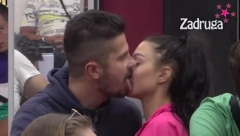 LIŽU SE PRED SVIMA Maja Marinković i Bilal Brajlović opet šokirali zadrugare, ispred svih krenuli ovako da razmenjuju nežnosti