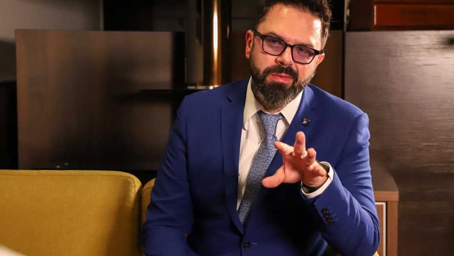 OSLEPEO OTAC PETRA GRAŠA Sve se desilo preko noći, pevač izneo sve detalje agonije