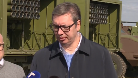 VRHOVNI KOMANDANT NA PASULJANSKIM LIVADAMA Vučić: Zašto napadate svoju zemlju i vojsku? (FOTO/VIDEO)