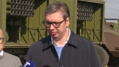 VRHOVNI KOMANDANT NA PASULJANSKIM LIVADAMA Vučić: Zašto napadate svoju zemlju i vojsku? (FOTO/VIDEO)