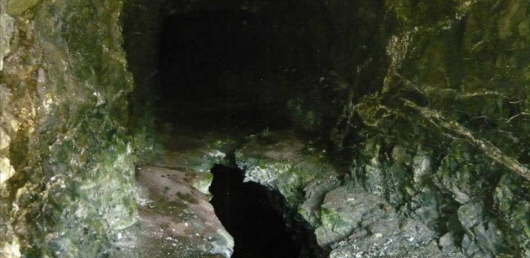 I UDBA JE TRAŽILA BLAGO ČIČA DRAŽE Englezi poslali kovčeg pun zlata, plaćeni obaveštajac ga sakrio u ovoj pećini (FOTO)