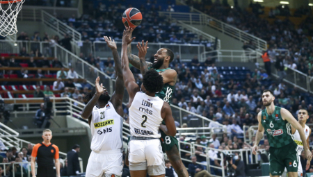 HAOS U ATINI Navijači ubacivali predmete na teren, gađali i klupu Partizana, pogođen Moma Jakovljević (VIDEO)