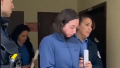 OSRAMOĆENE I POGNUTIH GLAVA Pogledajte kako policija hapsi medicinske sestre koje su tukle baku u staračkom domu! (VIDEO)