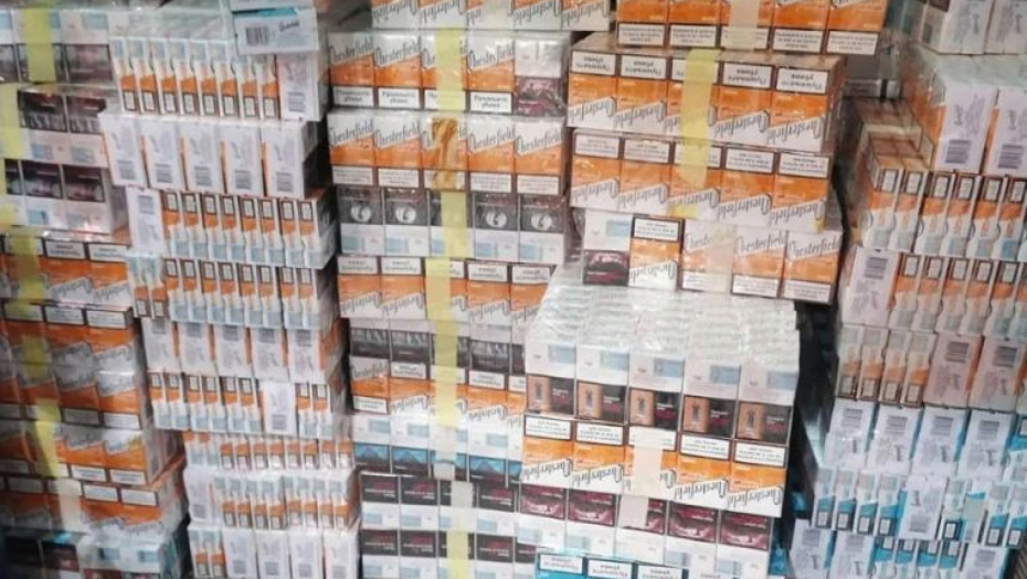 HAPŠENJE NA PRELAZU BADOVINCI Kamionom švercovao 7.000 paklica cigareta u BiH! (FOTO)