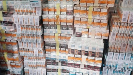 HAPŠENJE NA PRELAZU BADOVINCI Kamionom švercovao 7.000 paklica cigareta u BiH! (FOTO)