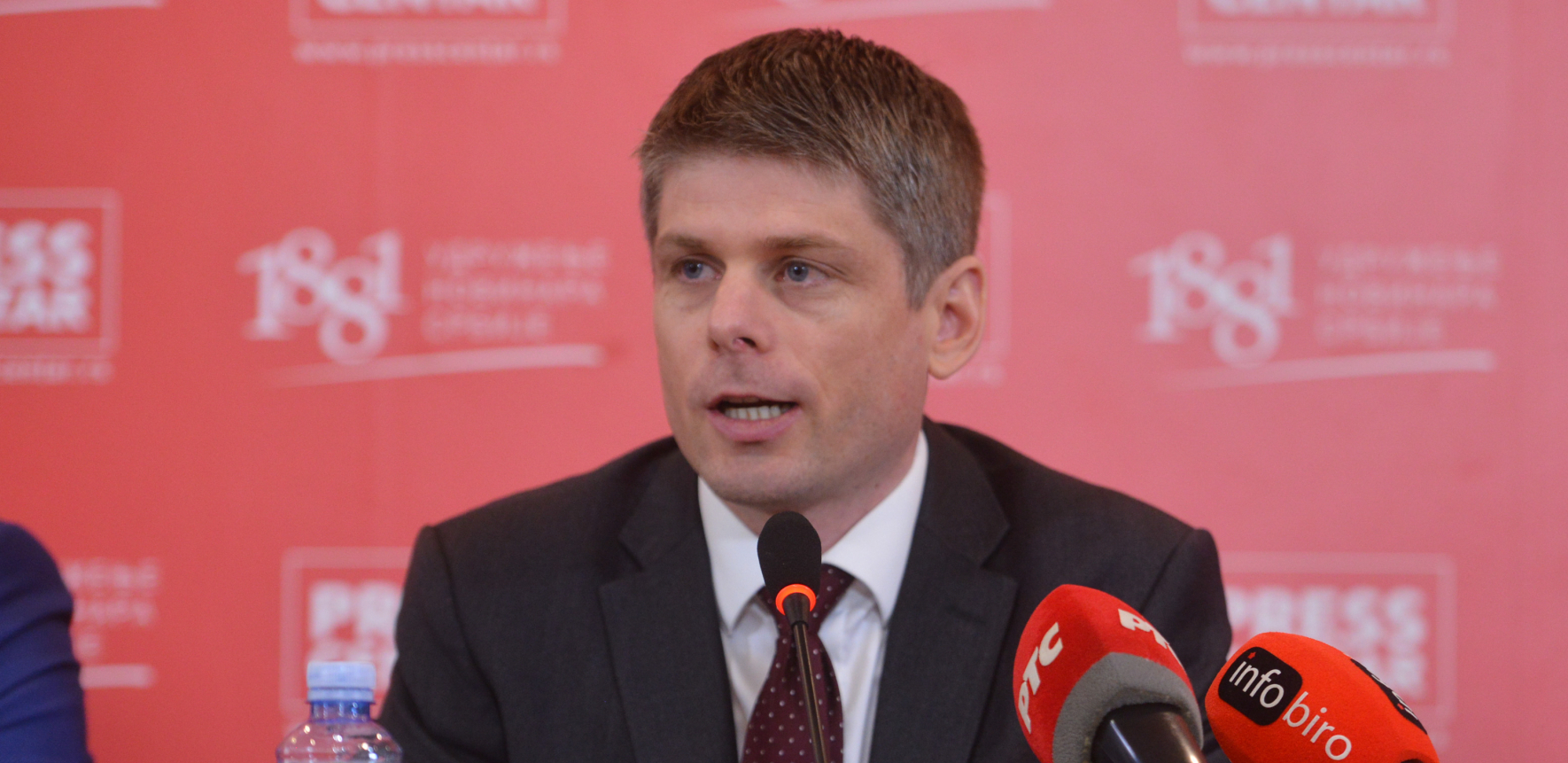 MASKE PADAJU Gujon: Dok Vučić putuje u UN, opozicija je u Strazburu gde njihovi istomišljenici traže ukidanje EU fondova građanima Srbije