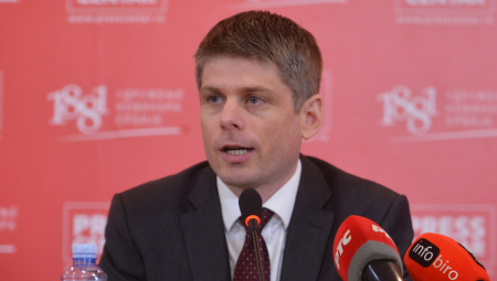 "ZNATE LI VI KO JE DERENS?" Gujon se oglasio o filmu N1: Njega ste našli da priča o Vučiću, čovek koji je nastao na bombardovanju Srbije!