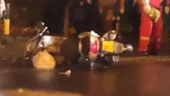 MOTOCIKLISTA OBOREN NA ZVEZDARI Povređeni leži nasred Bulevara, Hitna pomoć brzo intervenisala (UZNEMIRUJUĆI VIDEO)