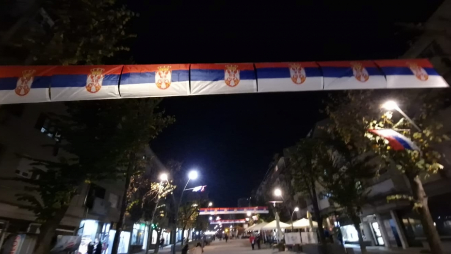JASNA PORUKA PRIŠTINI! Srbi odbrusili Kurtiju, trobojke se vijore u Severnoj Mitrovici! (FOTO)