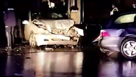 JEZIVE SCENE U IVANJICI Vozač izgubio kontrolu, izvalio banderu, pa udario u auto! (FOTO)