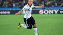 NEMA NAMERU DA STANE Podolski potpisao novi ugovor