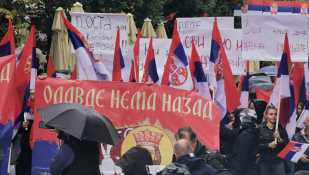 ODAVDE NEMA NAZAD Sa transparentom na kom je knez Lazar Srbi krenuli na narodni skup u Kosovskoj Mitrovici (FOTO)