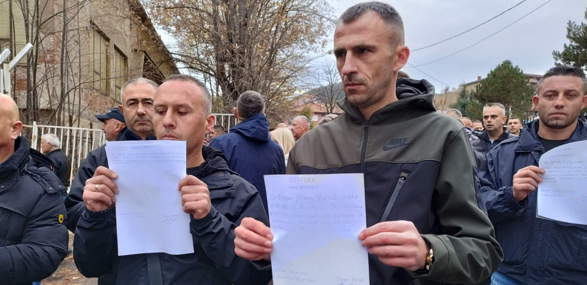 U RUKAMA NOSILI PAPIRE NA ĆIRILICI Oko 300 srpskih policajaca, komandira i rukovodioca sa severa KiM podneli ostavke (FOTO)
