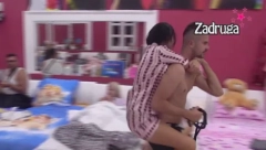 MAJA OPET PRAVI HAOS Marinkovićeva skočila Bilalu na leđa, urnisala ga, pa mu zabranila ovo (VIDEO)