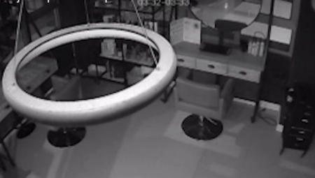 EKSKLUZIVNO SNIMAK EKSPLOZIJE U FRIZERSKOM SALONU  Mladić razbija čekićem staklo, a posle nekoliko sekundi sve je u plamenu! (VIDEO)