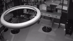 EKSKLUZIVNO SNIMAK EKSPLOZIJE U FRIZERSKOM SALONU  Mladić razbija čekićem staklo, a posle nekoliko sekundi sve je u plamenu! (VIDEO)