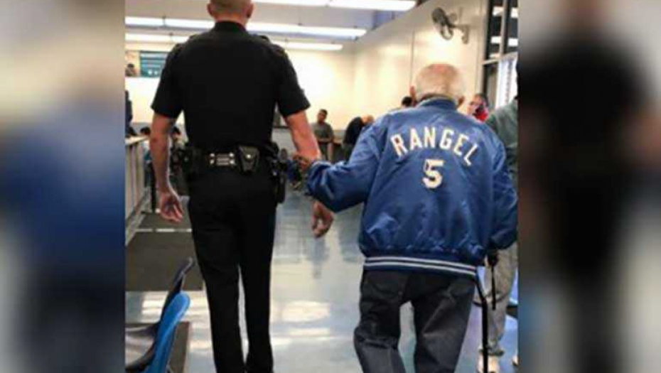 BANKA IZBACILA DEKU (92) NA ULICU Onda je policajac umesto da ga uhapsi, uradio nešto što ih je posramilo