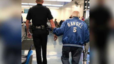 BANKA IZBACILA DEKU (92) NA ULICU Onda je policajac umesto da ga uhapsi, uradio nešto što ih je posramilo