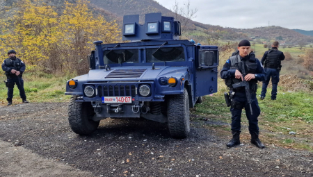 DOŠLI DA SE SLIKAJU Specijalci Rosu nadomak Jarinja, Euleks posmatra (FOTO)