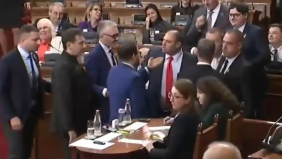 DRŽITE ME, ’OĆU DA SE POBIJEM! Funkcioneri Vuka Jeremića na sve načine pokušavaju da sebi dignu rejting