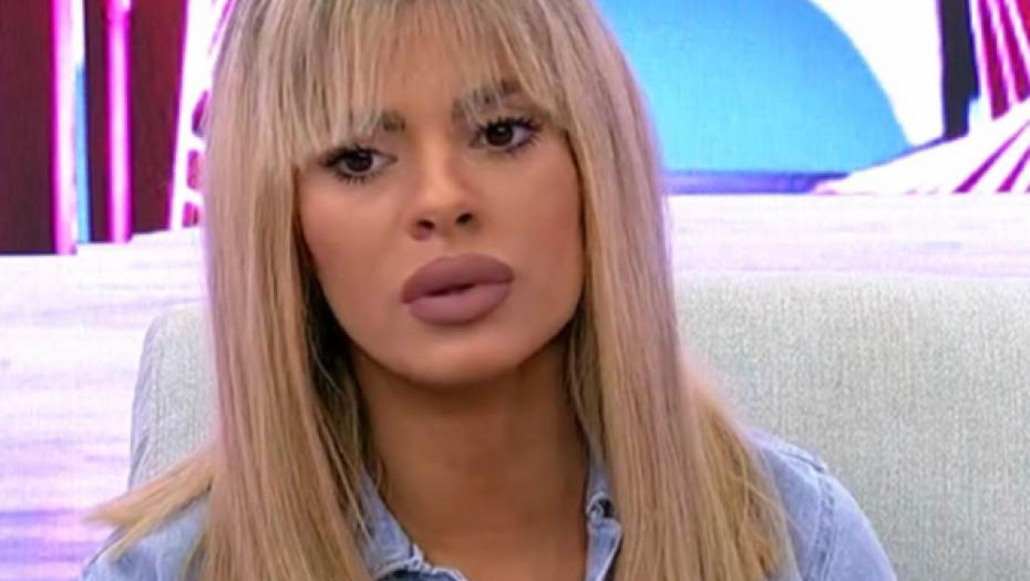IZBLAMIRALA SE ZA SVE PARE Pevačica pomešala slavske običaje, nakon ovog snimka ljudi šokirani njenim neznanjem