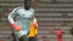 DAJTE OVOM ČOVEKU NAGRADU Gol o kojem priča cela planeta, nestvarno šta je uradio golman (VIDEO)
