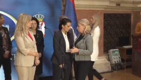 UJEDINJENI U LICEMERJU Opozicionarke osudile navodno vređanje žena, a među njima oni koji prete silovanjima i ubistvom! (VIDEO)