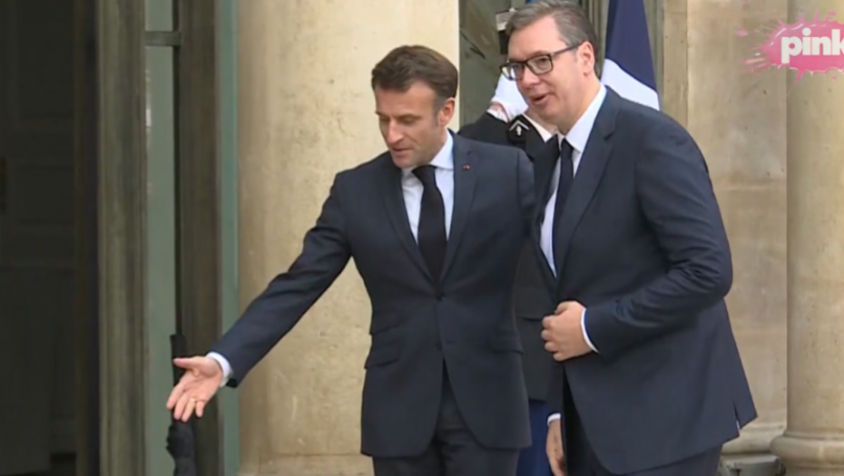 VUČIĆ POKAZAO MAKRONU DOKUMENT ZA TABLICE Rekli smo šta su uslovi za povratak u institucije