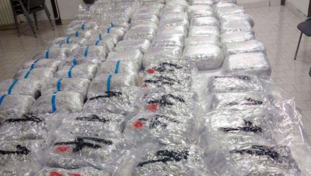 SPEKTAKULARNA AKCIJA POLICIJE KOD TUTINA Uhapšena trojica mladića, u džakovima krili više od 120 kilograma marihaune! (FOTO)