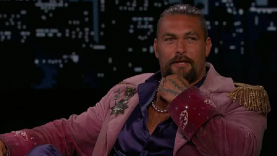 SKINUO SE USRED EMISIJE Popularni glumac izmamio uzdahe širom sveta