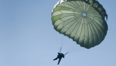 OSTVARIO JE ŽIVOTNI SAN U 100. GODINI Najstariji padobranac na svetu sada ima 106 i dalje ruši rekorde, pogledajte njegov let