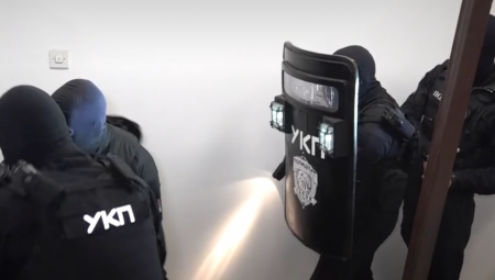 ZVICEROVI PRLJAVI POLICAJCI PRATILI VUČIĆA I NJEGOVU DECU U spektakularnoj akciji pohapšeni službenici MUP-a koji su radili za vračarce