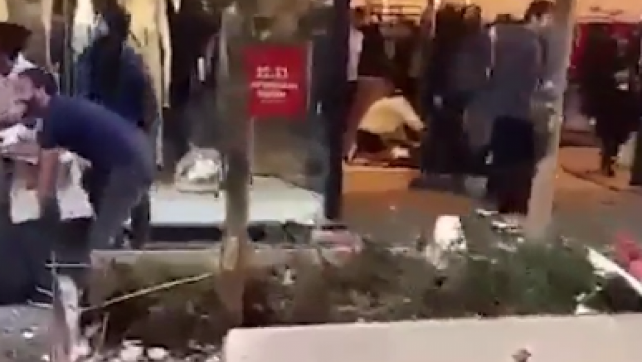 (UZNEMIRUJUĆI VIDEO) PLAČ I OČAJ NA ULICAMA ISTANBULA Raskomadani ljudi leže na zemlji!