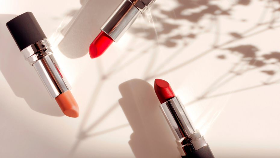Neće ni mrdnuti: Zahvaljujući ovom proizvodu karmin će trajati ceo dan