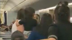 STJUARDESA ZAVRŠILA U BOLNICI NAKON OKRŠAJA SA ŽENOM Prava drama u avionu, sve snimljeno (VIDEO)