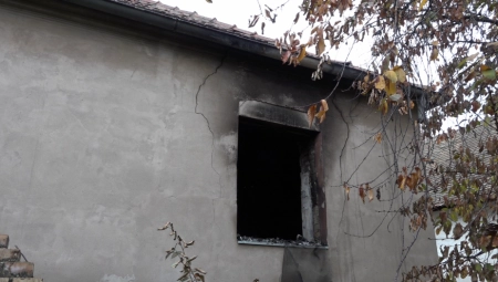 STRADALA ŽENA U VIKENDICI KOD OBRENOVCA Pokušala da zapali vatru u šporetu pa izazvala požar